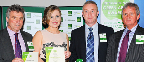 Green apple of O-I Kate Moloney, Miss UK Green Queen, presents the award to O-I’s Colin Mason (left) and Scott Gibb and the Edrington Group’s Mike Rose (right).