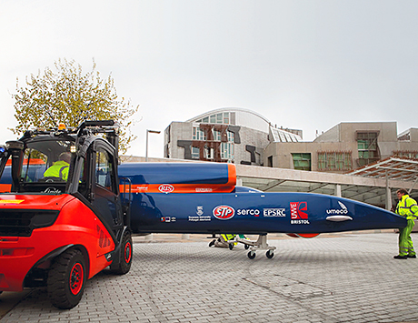 All action: Linde’s forklifts transport the impressive Bloodhound super car. All action: Linde’s forklifts transport the impressive Bloodhound super car.