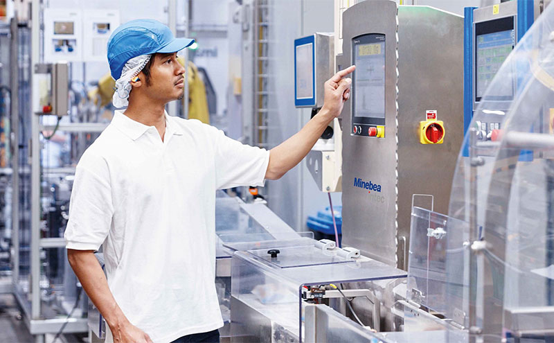 How do you check the accuracy of an inline checkweigher?