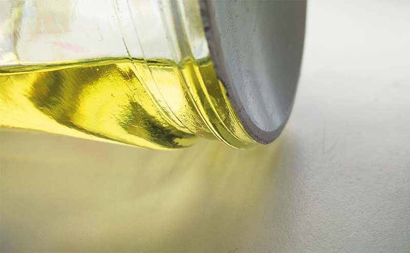 Induction heat sealing of glass jars containing high-fat foodstuffs