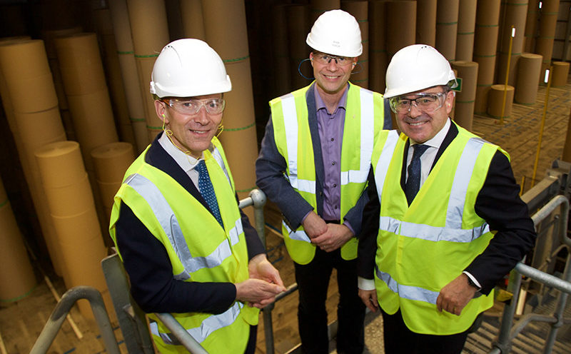 UK’s trade commissioner for Europe visits Saica’s Manchester base