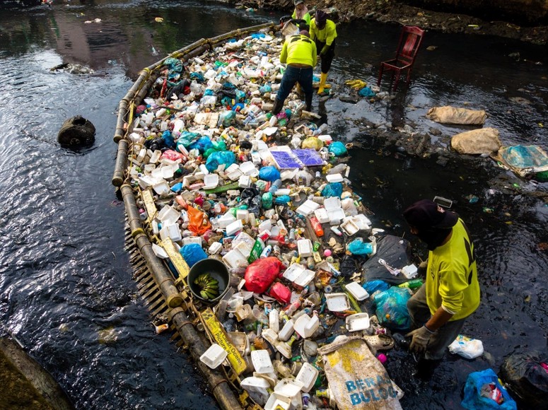 Plastic waste in the ocean