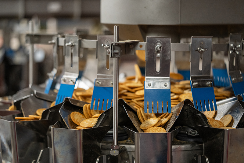 Multihead weigher with buscuits