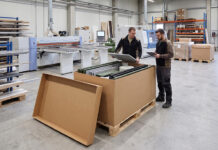 Corrugated packaging solution is ship shape for Büromodel Corrugated packaging solution for shipping acoustic office cabins