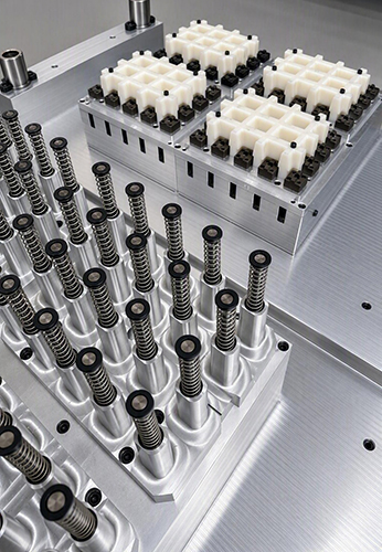 Macpac thermoforming machine with integrated punch and die functionality